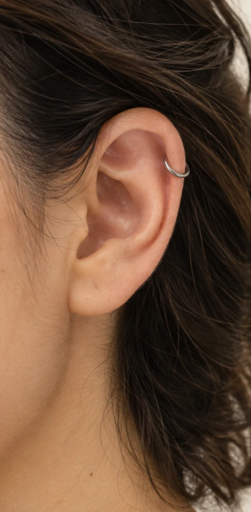 Exemplo ilustrativo de piercing helix com pequena argola prateada